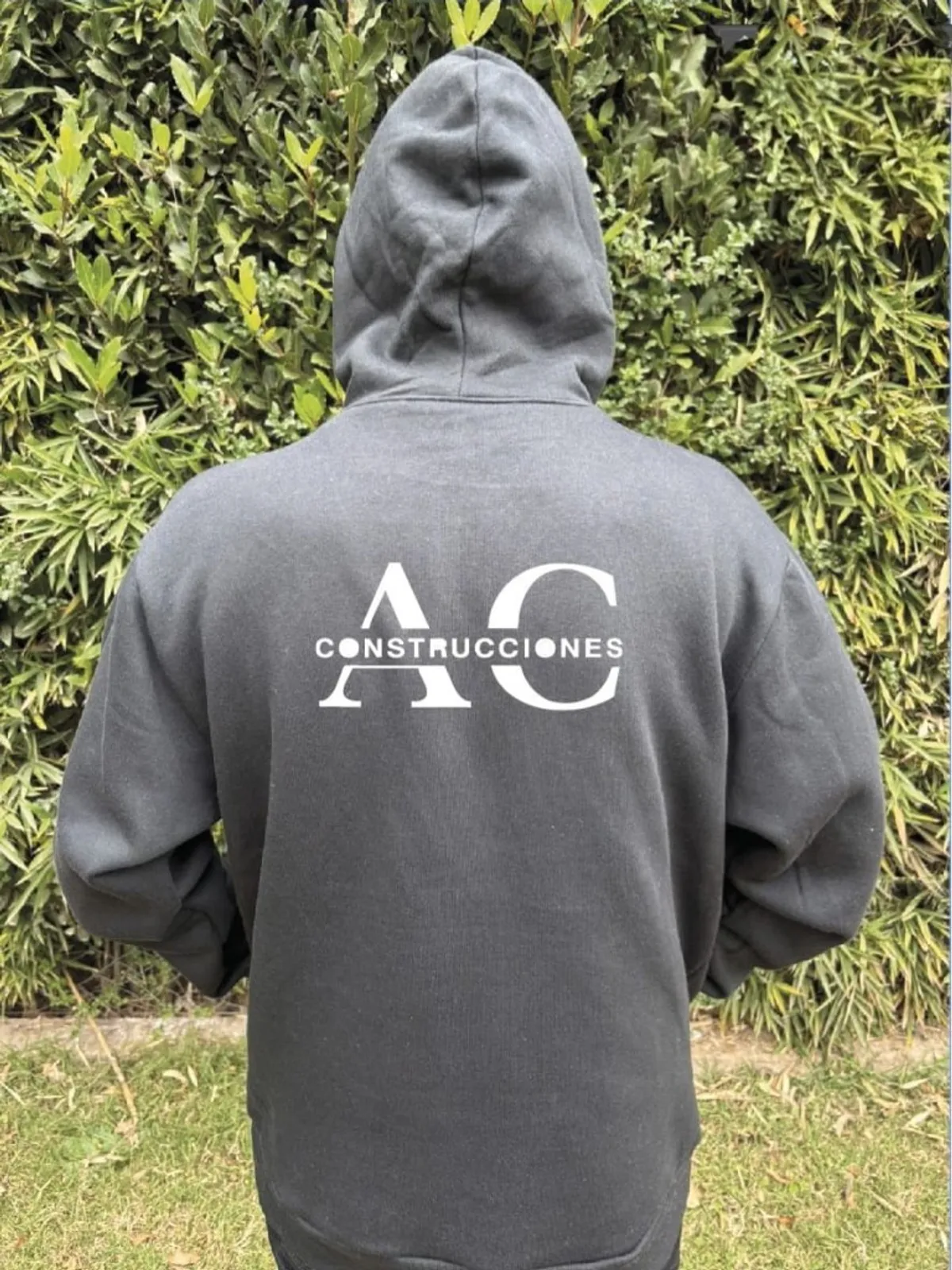 Buzo corporativo con logo estampado — AC Construcciones